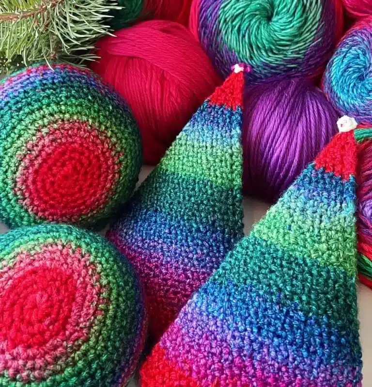 Crochet pattern for holiday trees, ideal for festive decorations and gifts.